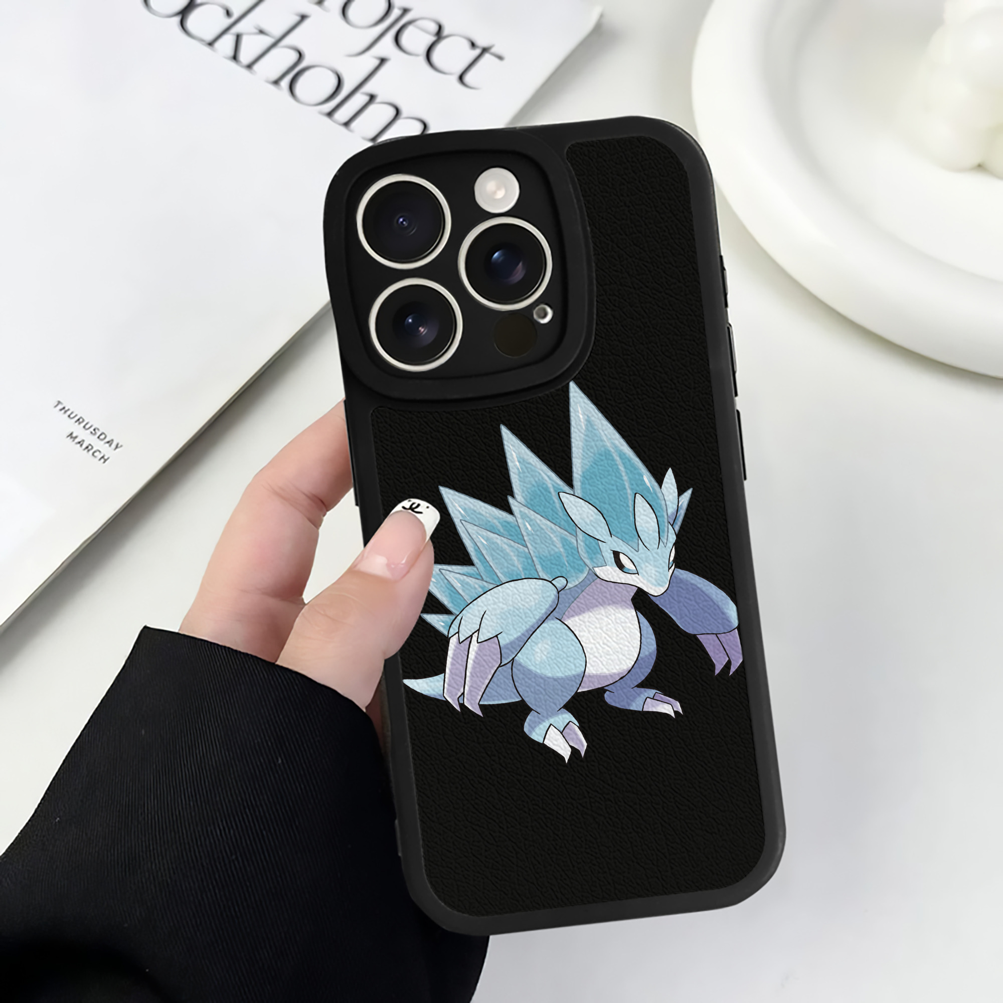 （画像用） ポケットモンスター Pokémon 【iPhone 16シリーズ対応】シリコンスマホケース（レザー調） 材質：シリコン